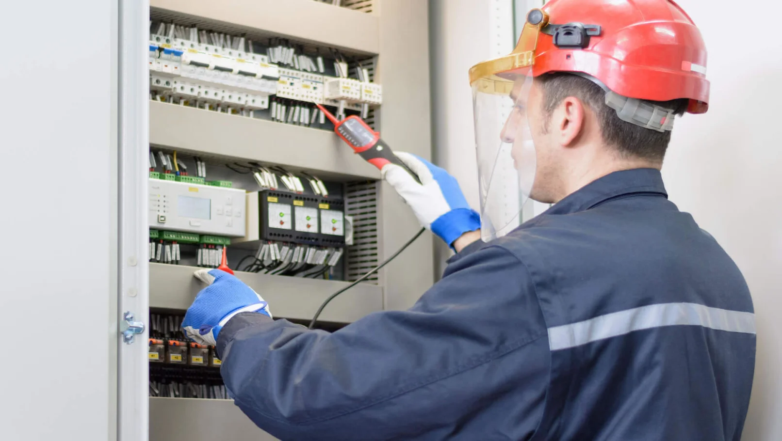 imagem com um eletricista da RA Elétrica fazendo manutenção elétrica em Campinas