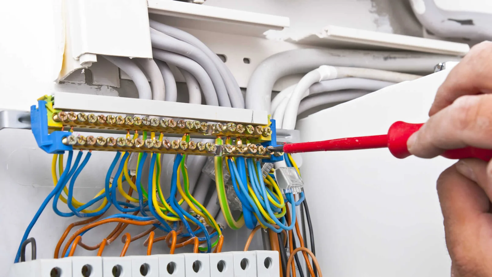 imagem com um eletricista da RA Elétrica fazendo instalação elétrica em Campinas