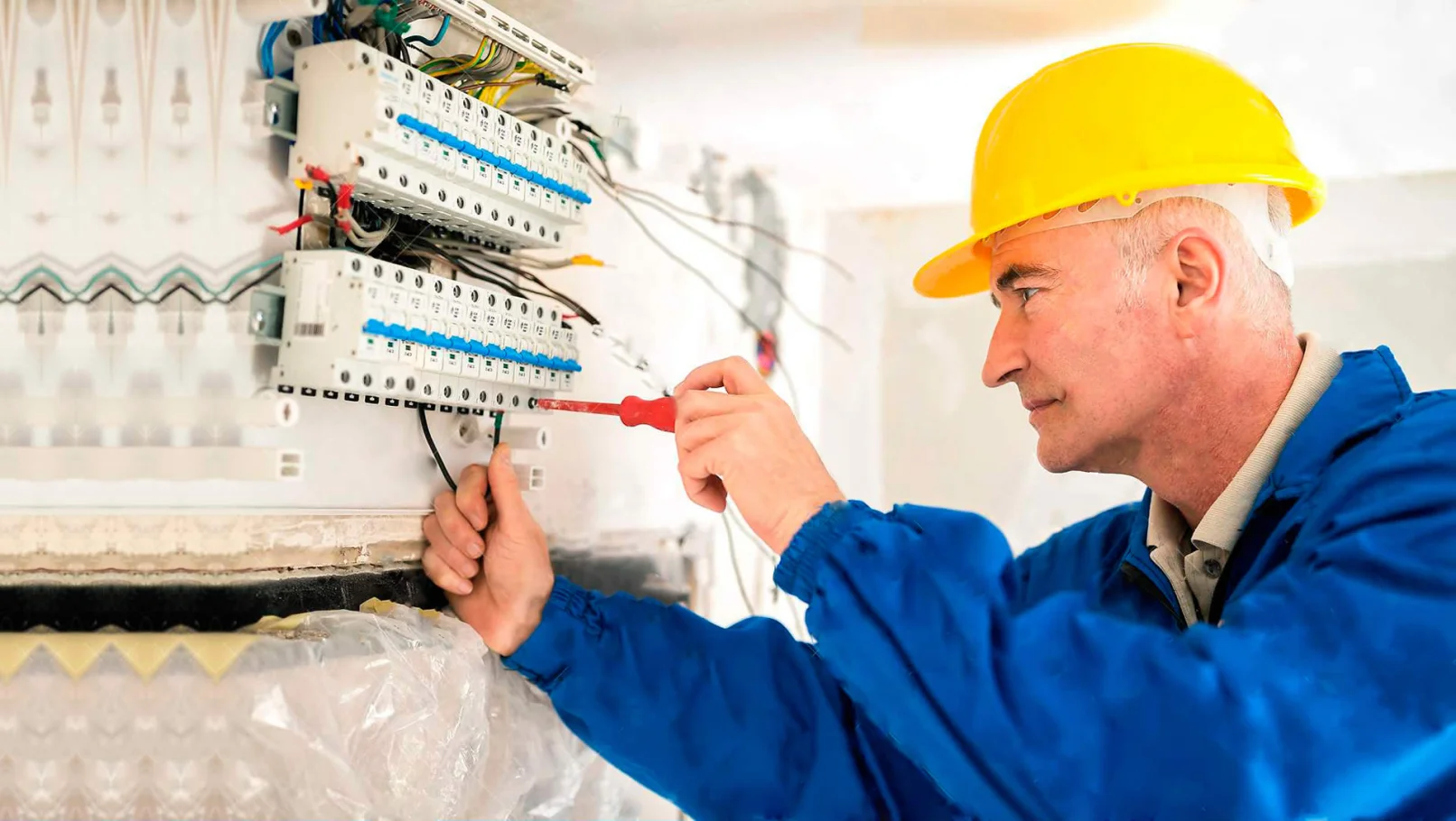 Imagem com um eletricista da RA Elétrica fazendo reparos elétricos