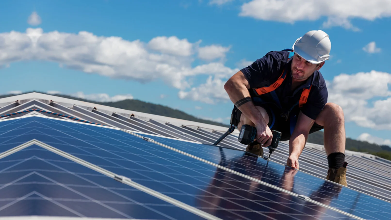 Imagem com um engenheiro elétrico da RA Elétrica fazendo instalação de paineis fotovoltaicos